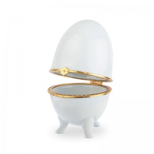 Πορσελάνινο αυγό-μπιζουτιέρα σε λευκό χρώμα με χρυσό κούμπωμα.